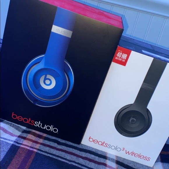 BeatsByDre Headphone Bundle - Picture 1 of 3